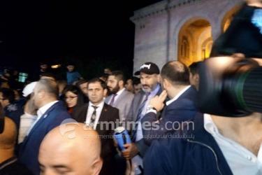 Նախարարների ազատման հաստատումից հետո վարչապետը հրաժարական կտա. նա մտնում է ԱԺ շենք՝ բանակցելու