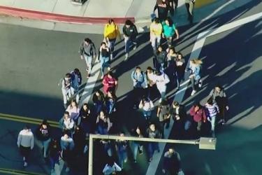 Գլենդելում դպրոցակաները, այդ թվում՝ հայերը բողոքի ցույց են անում