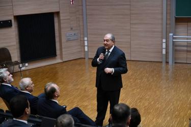 Պետք է ստեղծել արդար և խաղաղ միջավայր ԼՂ խնդրին լուծում տալու համար. ՀՀ նախագահը պատասխանել է ադրբեջանցի ուսանողի հարցին