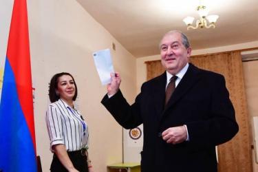 Սրանք պետք է լինեն ընտրություններ ապագայի համար. նախագահ Արմեն Սարգսյանը մասնակցեց քվեարկությանը