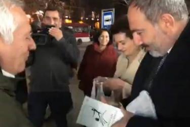 ՀՀ վարչապետ Նիկոլ Փաշինյանը գրքեր նվիրեց քաղաքացիներին