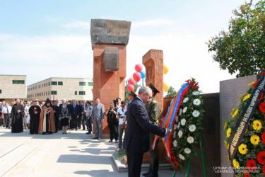 Բակո Սահակյանը ծաղկեպսակ է դրել անհայտ կորած ազատամարտիկների հուշարձանին