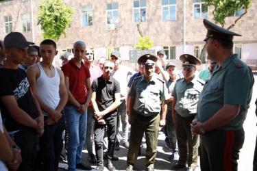 Մեկնարկել է ամառային զորակոչը. առաջին նորակոչիկներին հանդիպել է ՀՀ ԶՈՒ գլխավոր շտաբի պետը