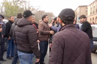 Էջմիածնում «Նոր Հայաստան, նոր հայրապետ» նախաձեռնության անդամների ու տեղացիների միջև հրմշտոց է եղել. տեղում են ոստիկանները