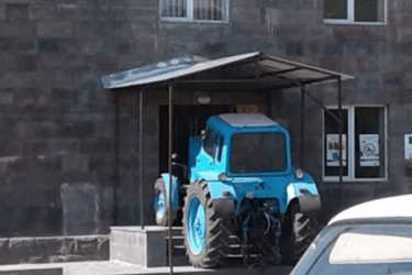 Ի նշան բողոքի՝ տրակտորով փակել է համայնքապետարանի մուտքը